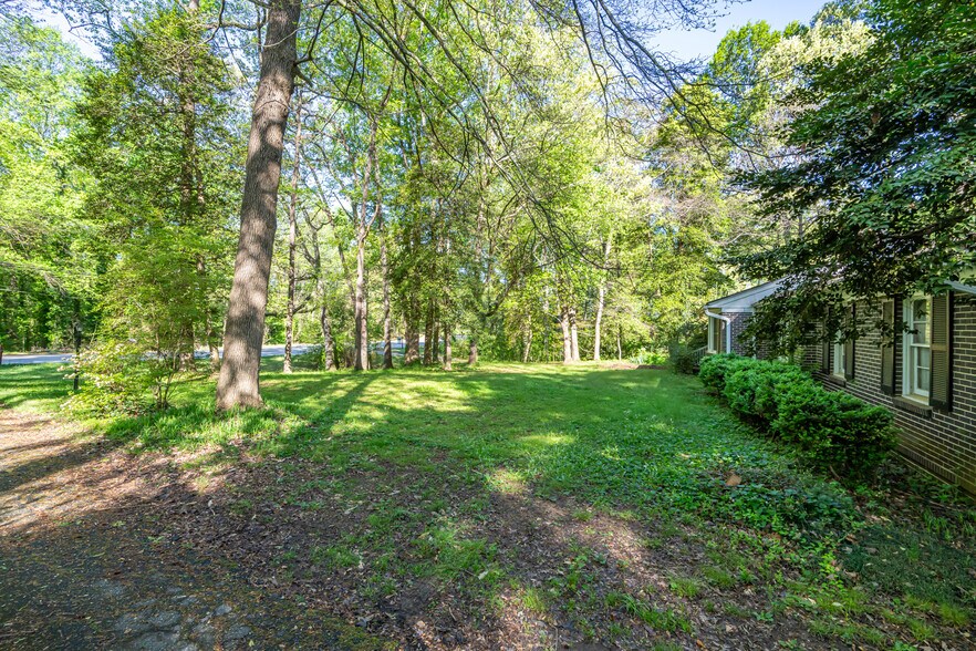 More Photos Of 1304 NE Main St, Simpsonville Office For Sale