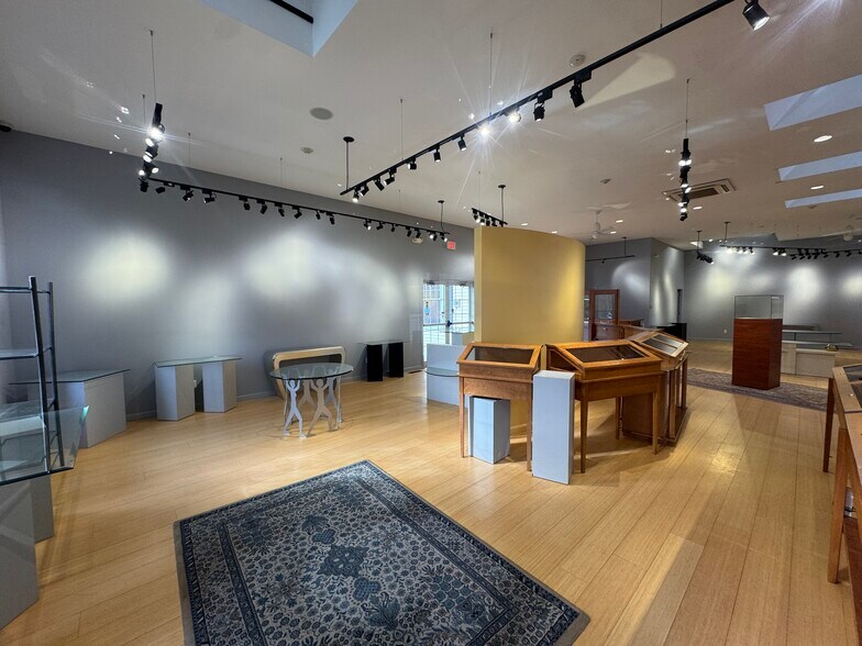 More Photos Of 307 Main St, Ogunquit Storefront For Sale