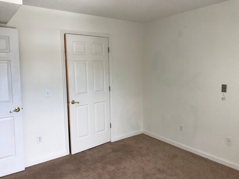 More Photos Of 1300 Pamlico St, Charlotte Apartments For Sale