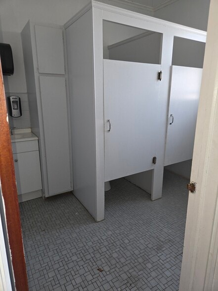 More Photos Of 683 Kearny Ave, Kearny Office For Sale