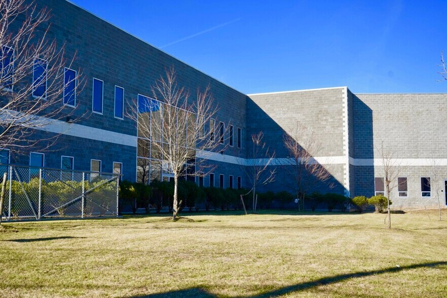 More Photos Of 46 Whelan Rd, East Rutherford Warehouse For Lease