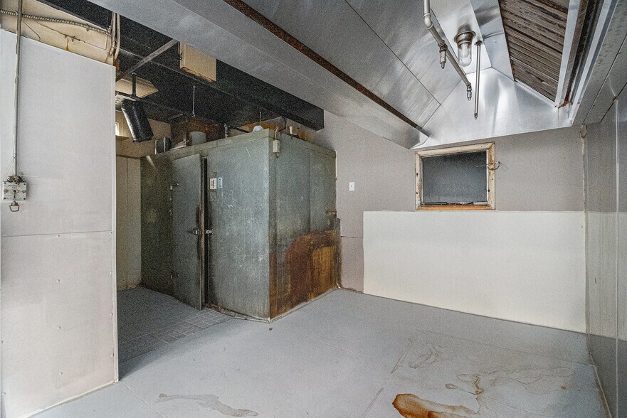 More Photos Of 6500 Railroad Ave, Omaha Restaurant For Sale