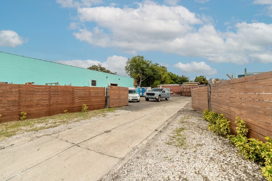 More Photos Of 719 N Ridgewood Ave, Daytona Beach General Retail For Sale