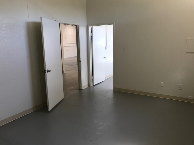 More Photos Of 513-579 Mountain View Ave, Belmont Manufacturing For Lease