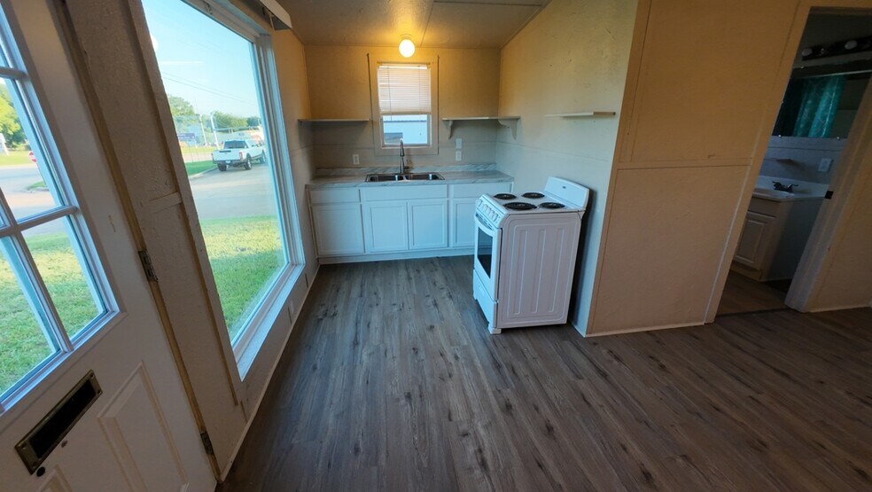 More Photos Of 1101 US-59, Queen City Office For Sale