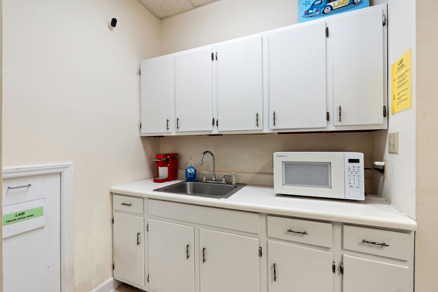 More Photos Of 1919 Boulevard St, Greensboro Office For Sale