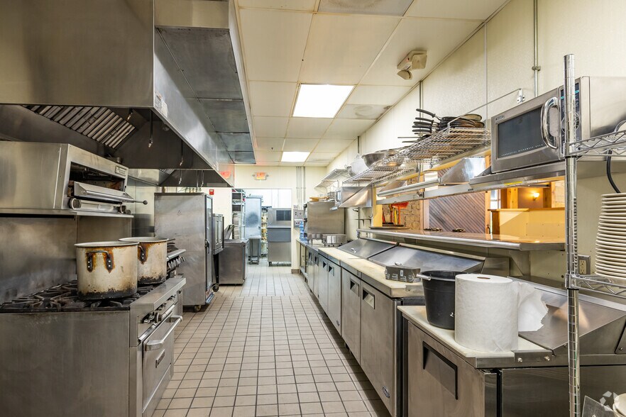 More Photos Of 3825 S Kinnickinnic Ave, Milwaukee Restaurant For Lease