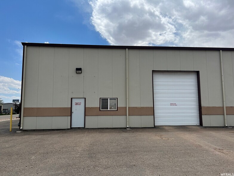 More Photos Of 540 Wright Brothers Dr, Naples Warehouse For Lease