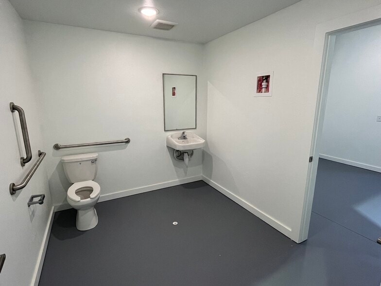 More Photos Of 3220 Cooke Way, Oklahoma City Distribution For Lease