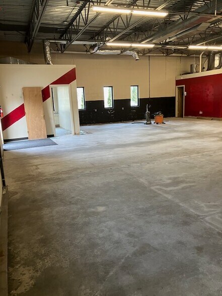 More Photos Of 34 Lark Industrial Pky, Greenville Light Distribution For Lease