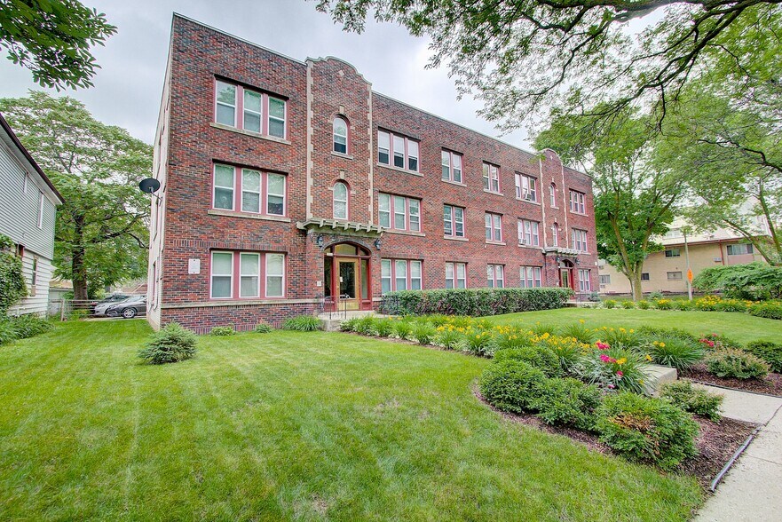 Primary Photo Of 3313-3319 W Wells St, Milwaukee Apartments For Sale