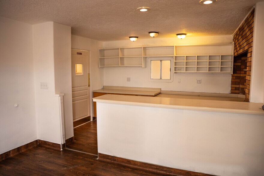 More Photos Of 1545 W State St, Hurricane Veterinarian Kennel For Lease