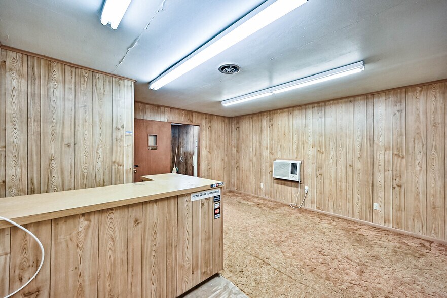 More Photos Of 600 W 13th Ave, Corsicana Flex For Sale