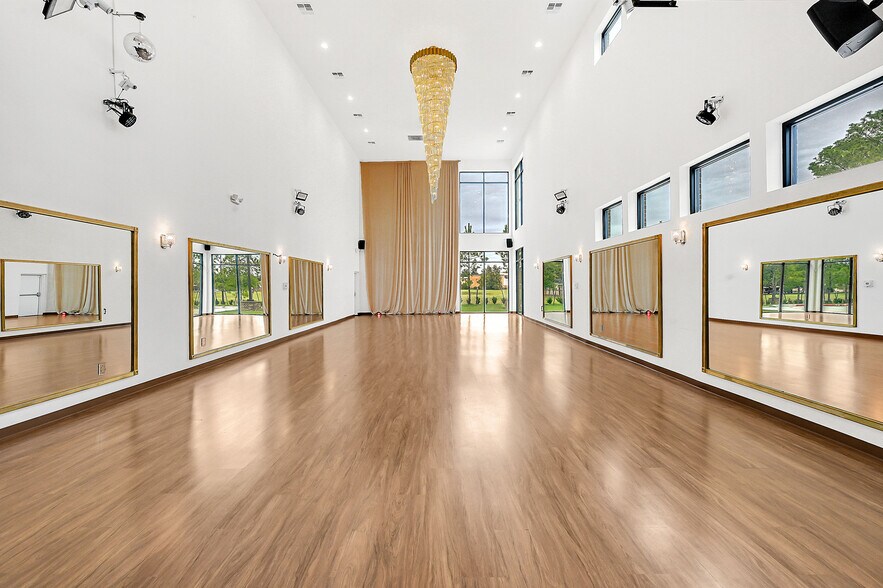 More Photos Of 20621 Westheimer Pky, Katy Freestanding For Sale