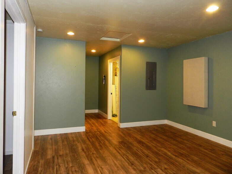 More Photos Of 1541 Ogden Rd, Montrose Medical For Lease