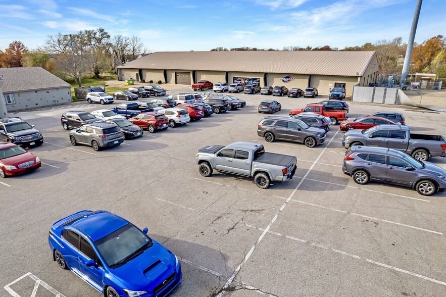 More Photos Of 6970 N Broadway St, Kansas City Showroom For Sale