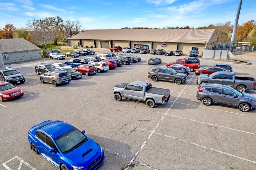 More Photos Of 6970 N Broadway St, Kansas City Showroom For Sale