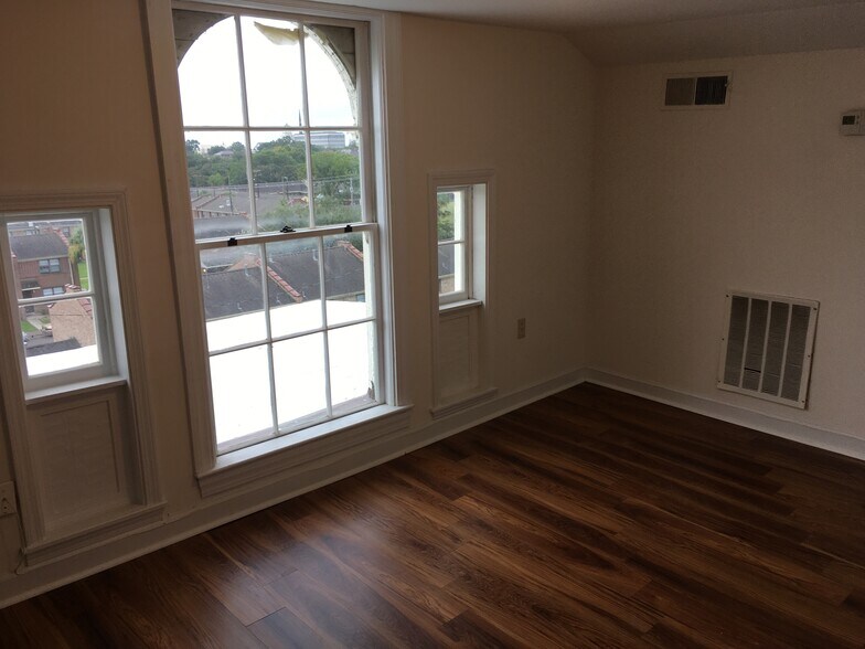 More Photos Of 635 E Bay St, Charleston Office Residential For Lease