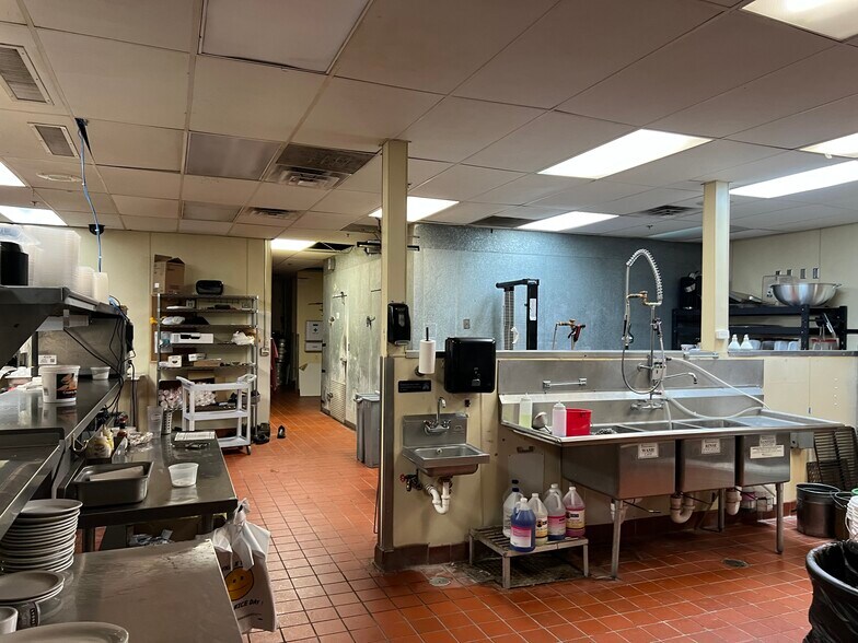 More Photos Of 1900-1940 E County Road D, Saint Paul Unknown For Lease