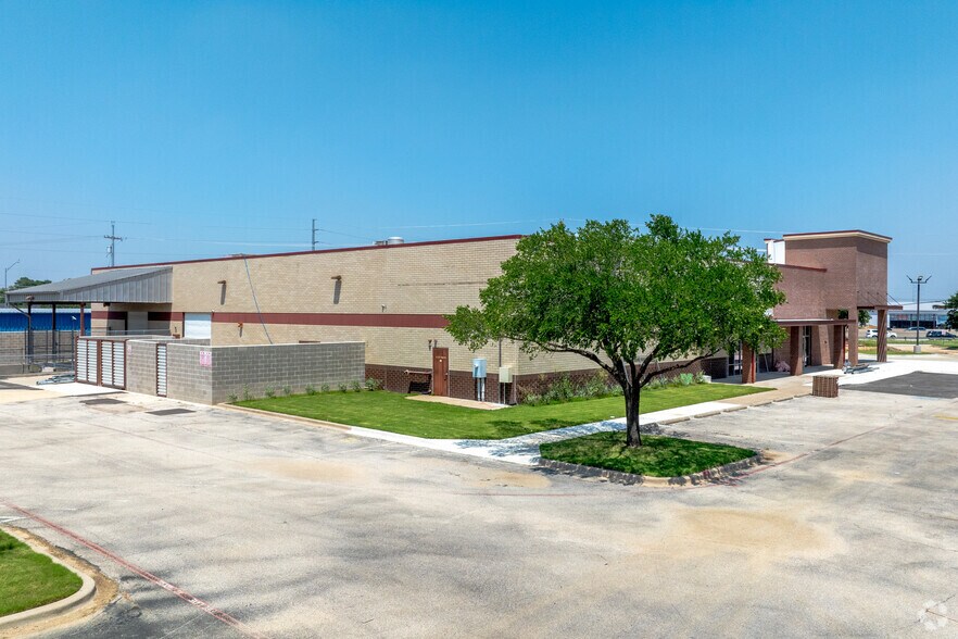 More Photos Of 1329 S Stemmons Fwy, Lewisville General Retail For Sale