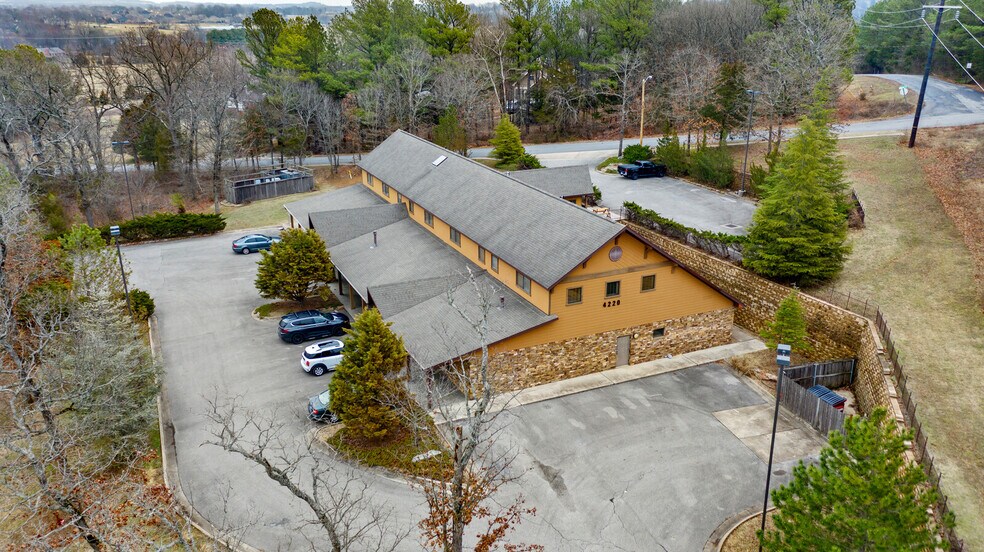 More Photos Of 4220 N Crossover Rd, Fayetteville Medical For Lease