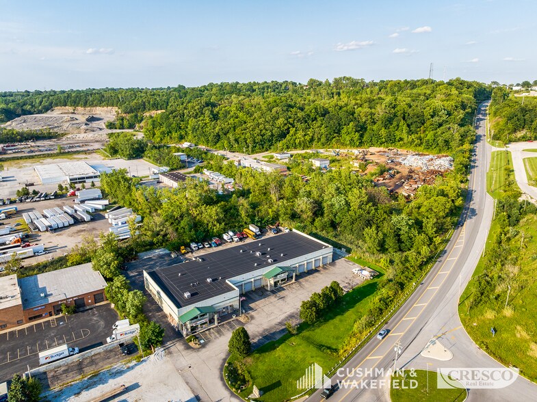 More Photos Of 7941-7951 Granger Rd, Valley View Service For Lease