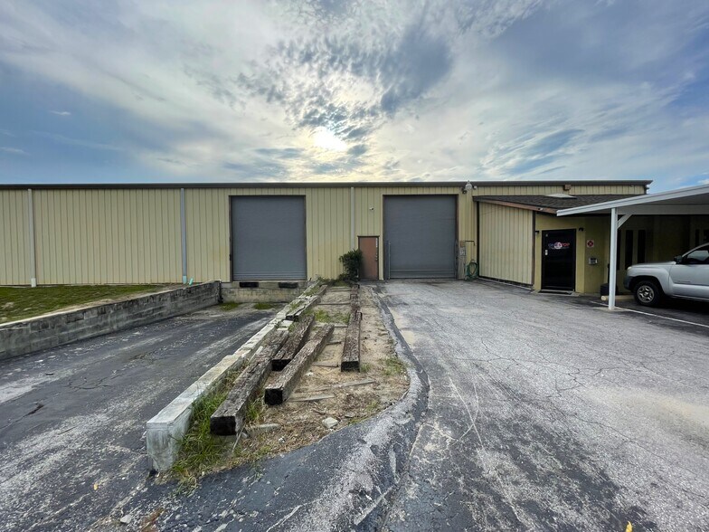 More Photos Of 2317-2319 Griffin Rd, Leesburg Warehouse For Lease