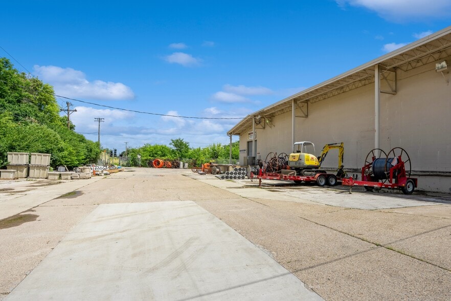 More Photos Of 2301 Fleur Dr, Des Moines Warehouse For Sale