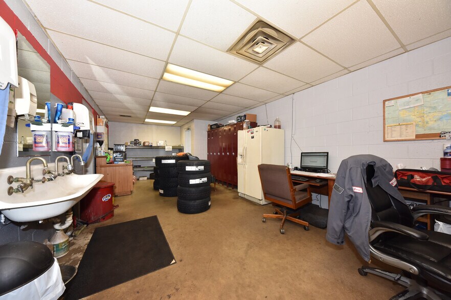 More Photos Of 820 W Sumner St, Hartford Auto Repair For Sale