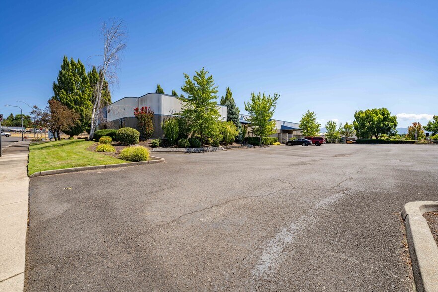 More Photos Of 2090 Commerce Dr, Medford Office For Lease