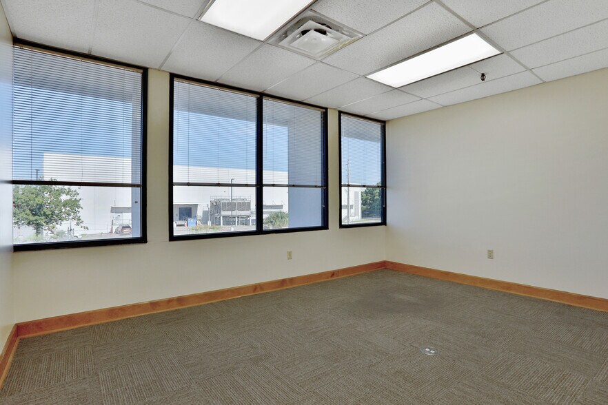 More Photos Of 2145 Dennis St, Jacksonville Warehouse For Lease