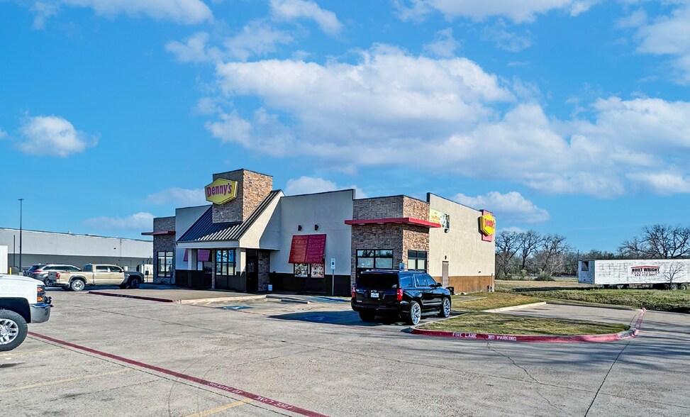 More Photos Of 709 N Interstate 35, Waco Restaurant For Lease