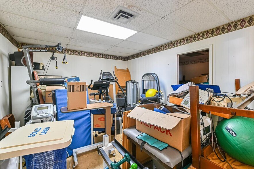 More Photos Of 1102 Mineral Wells Ave, Paris Office For Sale