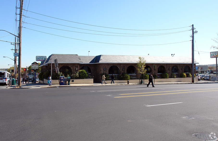 Primary Photo Of 921 Richmond Ave, Staten Island Restaurant For Lease