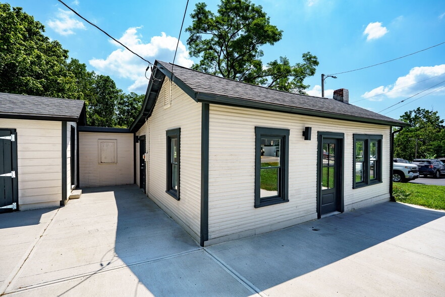 More Photos Of 520 N Broadway St, Lebanon Showroom For Sale