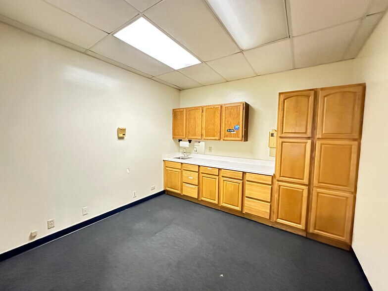 More Photos Of 1327-1329 SW Military Dr, San Antonio Medical For Lease