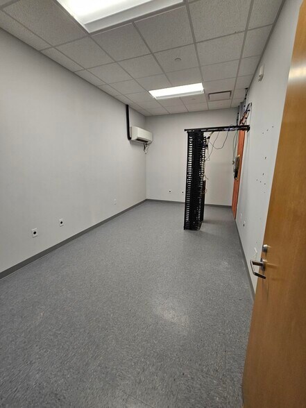 More Photos Of 1130 E Walnut St, Carbondale Freestanding For Lease