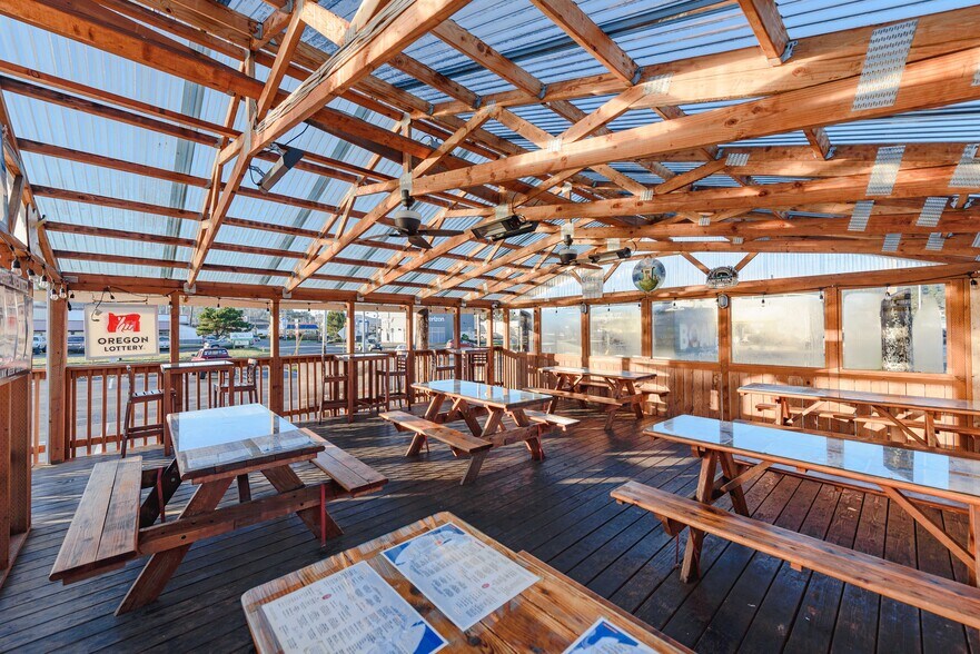 More Photos Of 102 Hall Ave, Coos Bay Restaurant For Sale