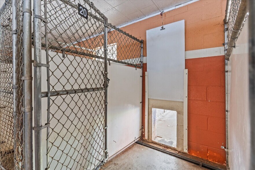 More Photos Of 333 Newcomer Rd, Windsor Veterinarian Kennel For Sale