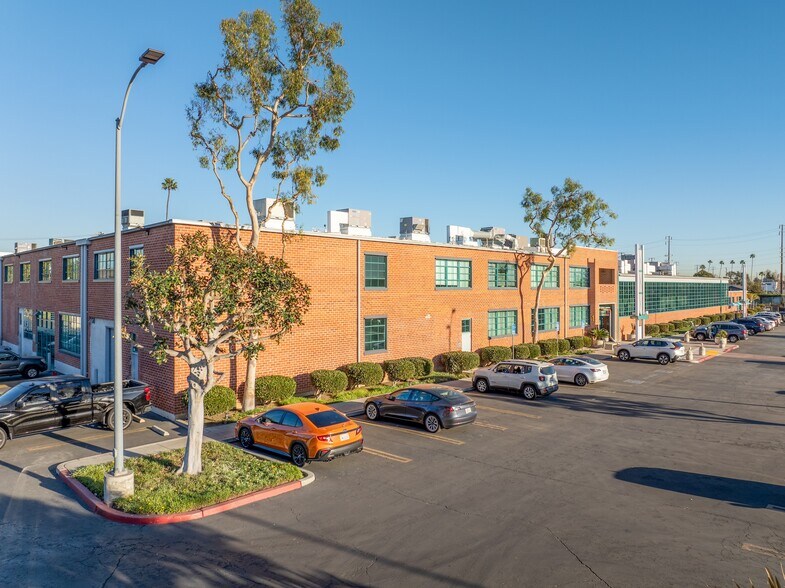 More Photos Of 2440 S Sepulveda Blvd, Los Angeles Office For Lease