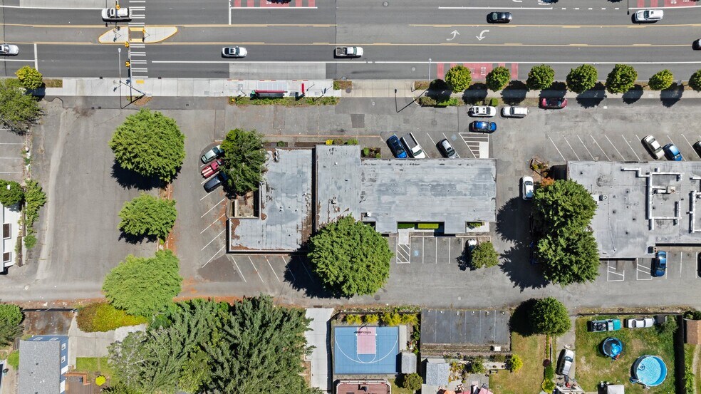 More Photos Of 14235-14237 Ambaum Blvd SW, Burien General Retail For Lease