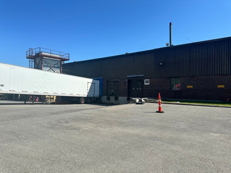 More Photos Of 16791-16821 Boul Hymus, Kirkland Warehouse For Lease