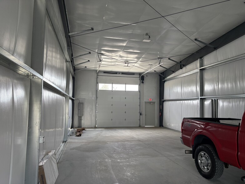 More Photos Of 68 Gateway Rd, Burbank Warehouse For Lease