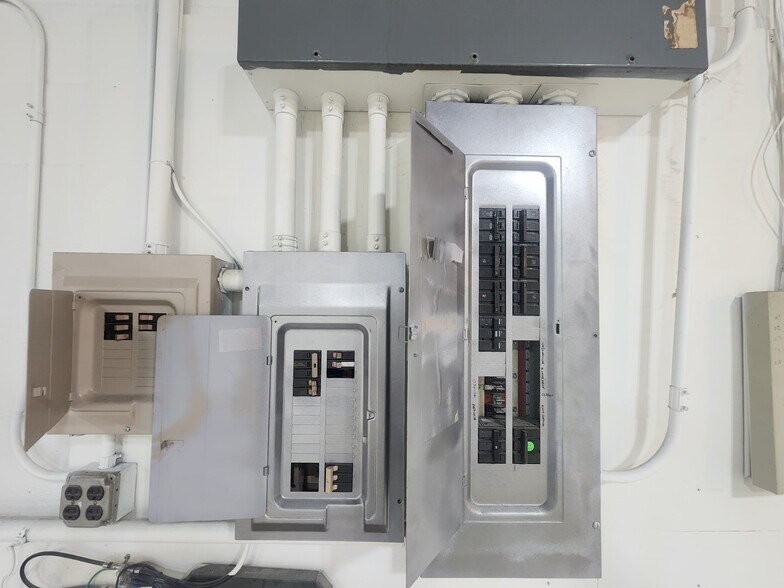 More Photos Of 925 Sherman Ave, Hamden Warehouse For Lease