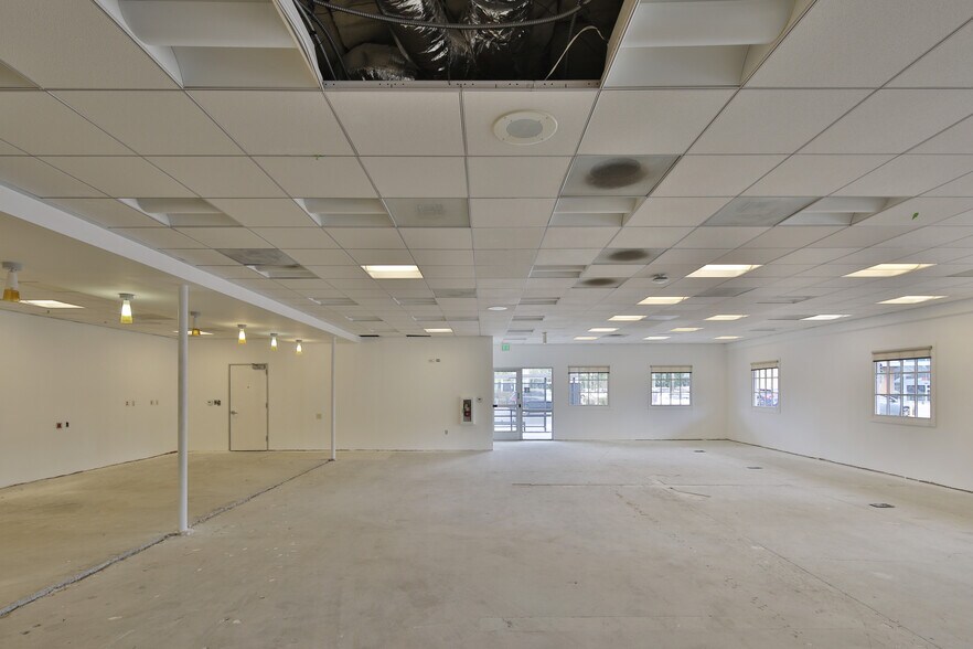 More Photos Of 21108 Ventura Blvd, Woodland Hills Bank For Lease