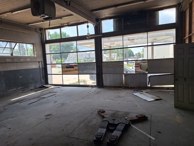 More Photos Of 1000 E Market St, Crawfordsville Convenience Store For Sale