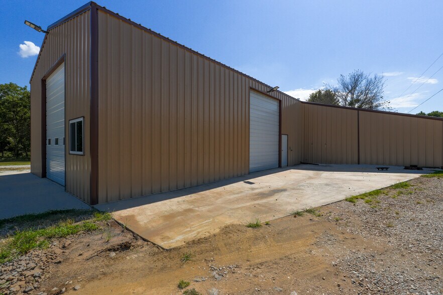 More Photos Of 352247 E 1040, Prague Auto Repair For Lease