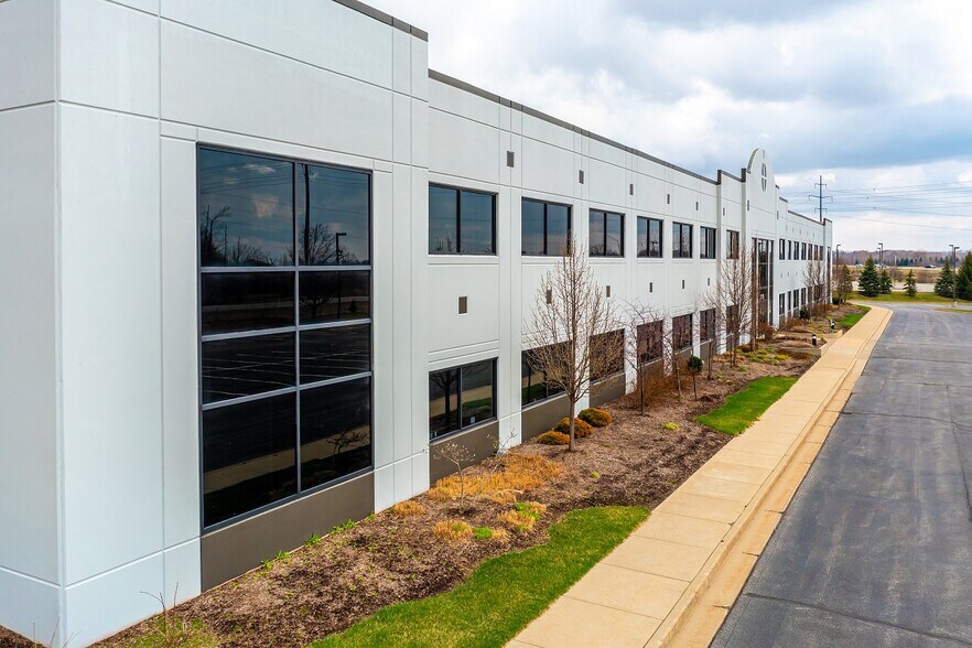 More Photos Of 2720 Dupont Commerce Ct, Fort Wayne Office For Lease