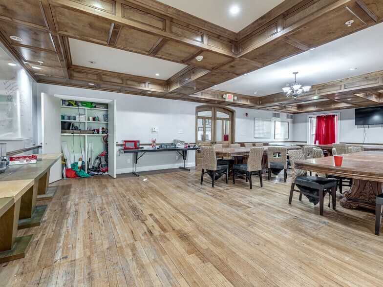 More Photos Of 702 S Lahoma Ave, Norman Dormitory For Sale