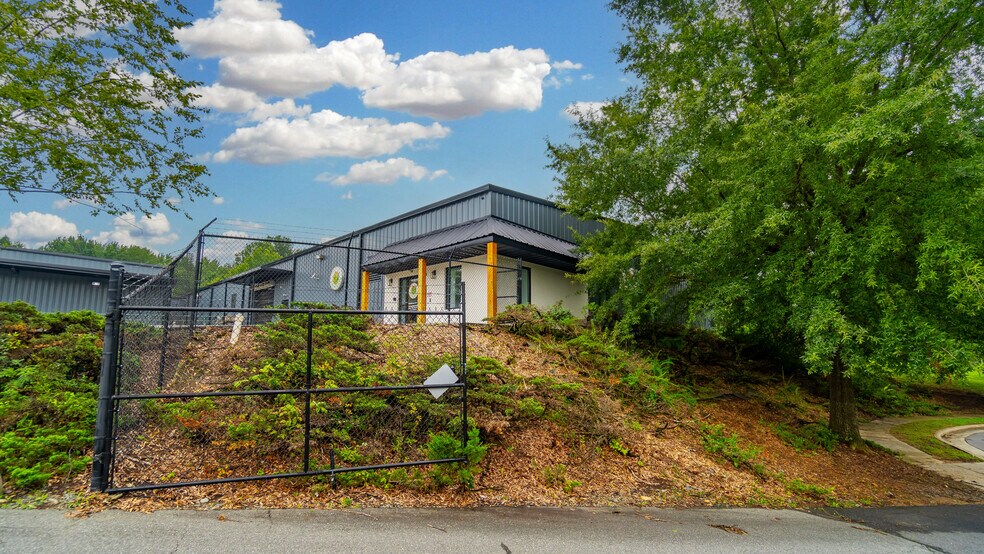 More Photos Of 1907 Gateway Blvd, Charlotte Warehouse For Sale
